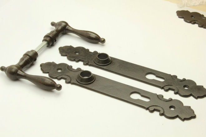 Tür Drücker-Set Biedermeier Eisen antik mit Langschild PZ 92 Tür Drücker-Set Biedermeier Eisen antik mit Langschild PZ 92