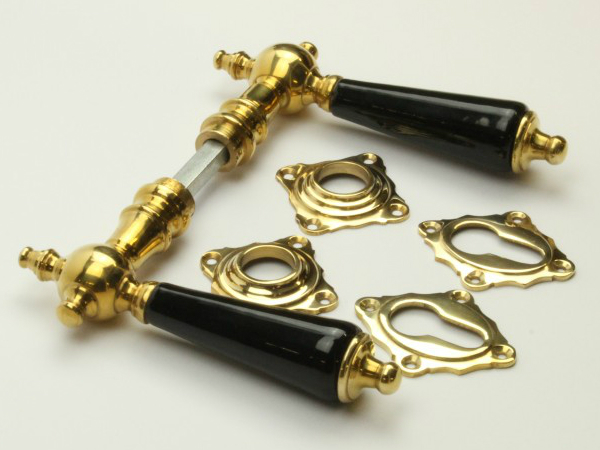 Kreutz Restaurozubehör: Drücker-Set aus glänzendem Messing mit Rosetten PZ und Porzellan-/Holzgriff Kreutz Restaurozubehör Drücker-Set Messing Glanz mit Rosetten PZ und Porzellan- oder Holzgriff