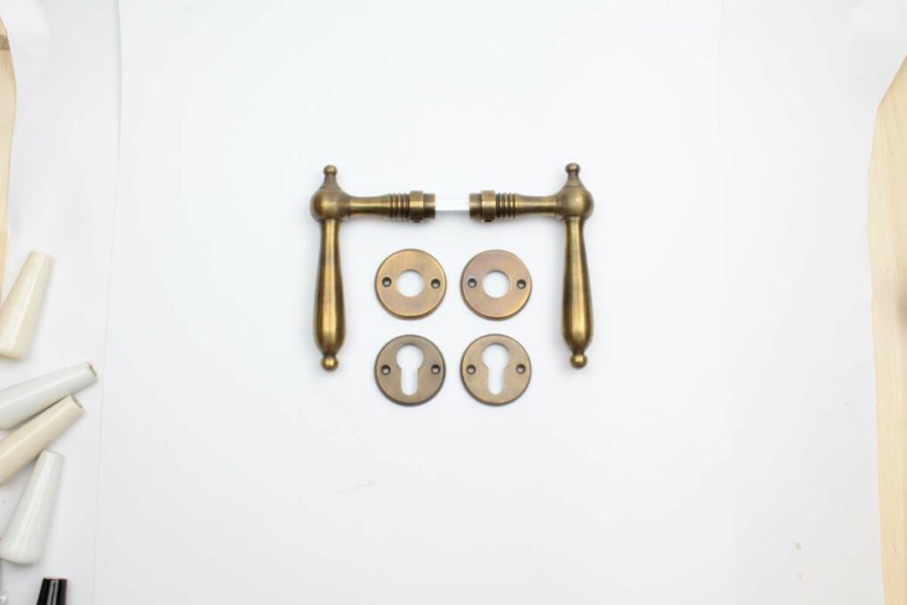 Biedermeier Drücker-Set aus patiniertem Messing mit Drückerrosetten Biedermeier Türdrücker bei Landhaus-shop Messing patiniert