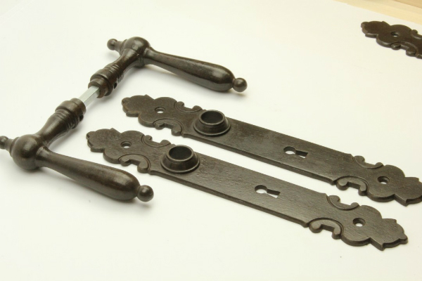 Drücker-Set im Biedermeier-Stiel aus antikem Eisen mit Langschild BB 72 Drücker-Set Biedermeier Eisen antik mit Langschild BB 72