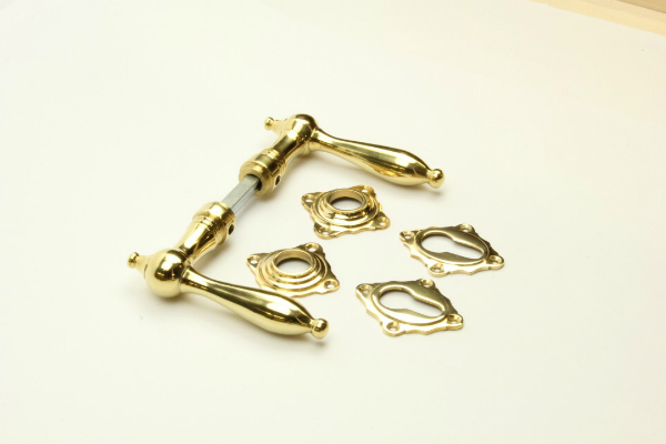Drücker-Set Biedermeier Messing Glanz mit Rosetten PZ