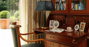 Das Arbeitszimmer glänzt im Kirschholzflair