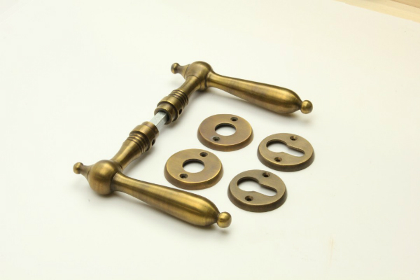 Patiniertes Biedermeier-Drücker-Set aus Messing mit Rosetten | Schlüsseltyp: Profilzylinder Druecker-Set Biedermeier Messing patiniert mit Rosetten Schluesseltyp Profilzylinder
