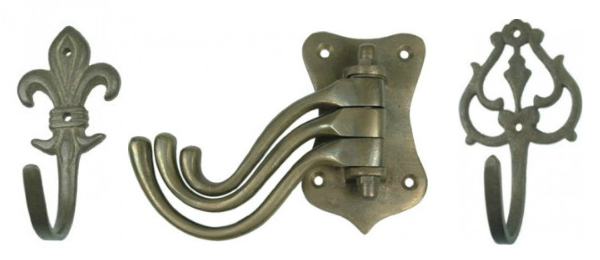 Garderobenhaken aus patiniertem Messing Garderobenhaken aus patiniertem Messing