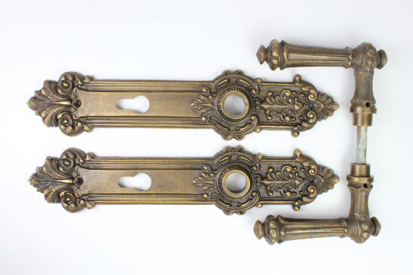 Tür-Drücker-Set mit Langschild 92 im Gründerzeit Stil aus patiniertem Messing Druecker-Set mit Langschild 92 im Gruenderzeit Stil Messing patiniert
