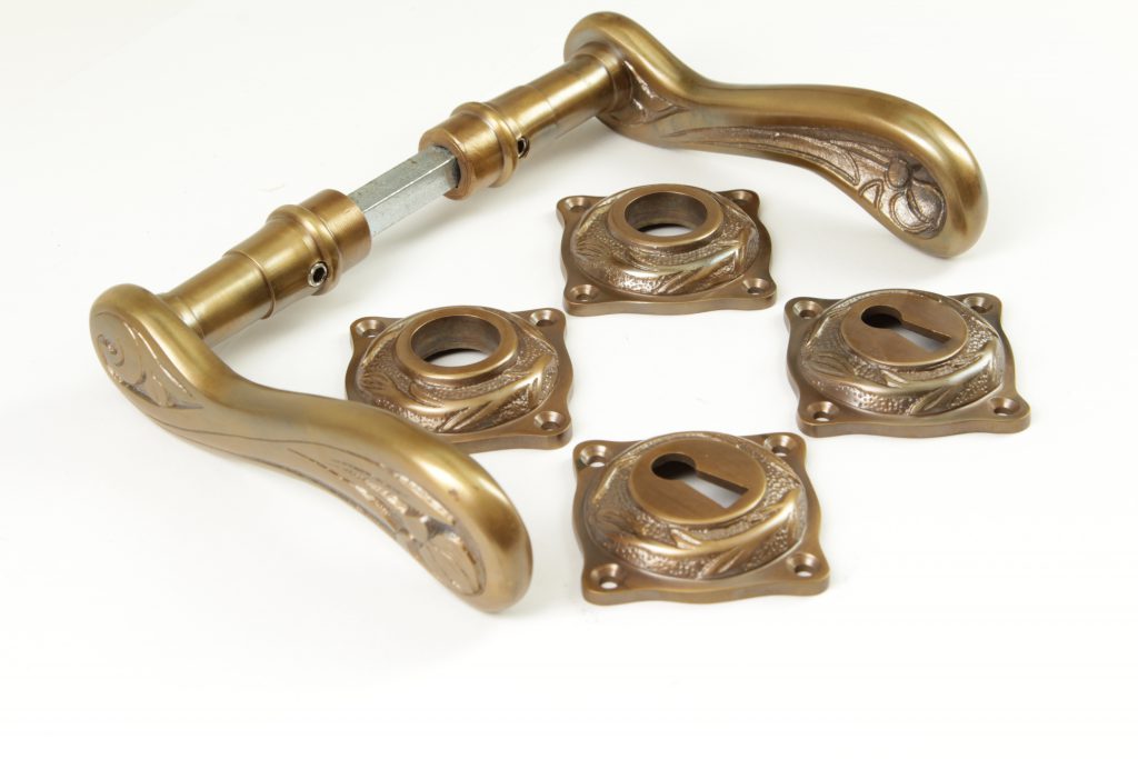 Jugendstil Türdrücker aus massivem Messing patiniert + Schlüsselrosetten BB 
