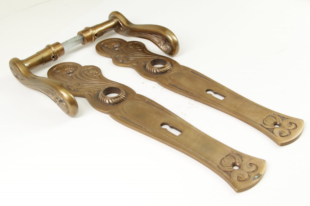 Jugendstil Türdrücker aus massivem Messing patiniert + Langschild BB 72 