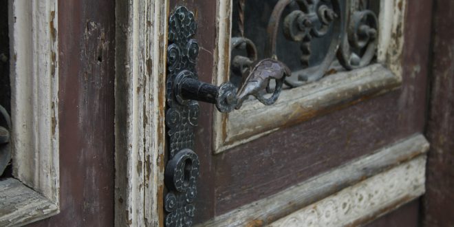 Ehrwürdige Türen lieber restaurieren statt ersetzen