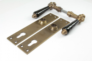 Türdrücker aus massivem Messing patiniert
