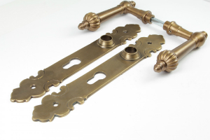 Türdrücker aus massivem Messing patiniert