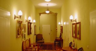 Flur mit Berliner Messinglampen