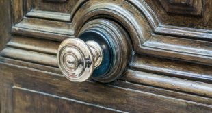Antiker Türknauf an beeindruckender Tür
