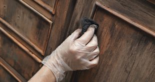 So entfernen Sie Kratzer aus Holz