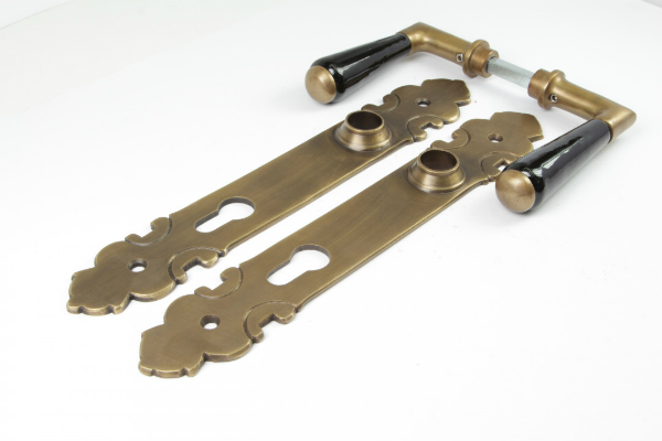 Türdrücker aus massivem Messing | patiniert + Langschild PZ 92 | traditionelle Handarbeit im Sandgussverfahren Tuerdruecker aus massivem Messing patiniert Langschild PZ 92 Sandgussverfahren