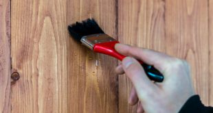 Holzbeize verleiht Ihrem Möbelstück neuen Glanz.