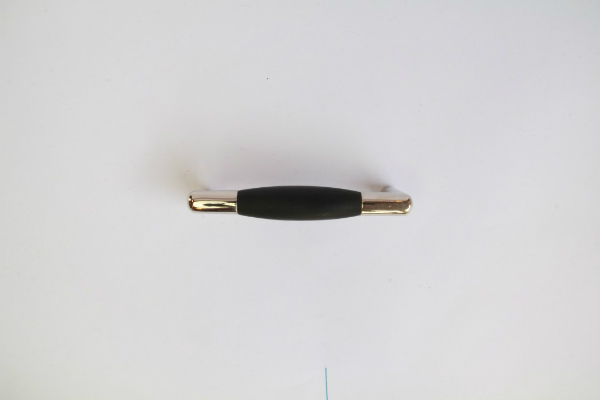 Bügelgriff aus glänzendem Nickel mit schwarzem Ebenholz buegelgriff-nickel-glaenzend-ebenholz-schwarz