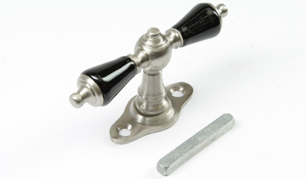 Nostalgischer Fenstergriff aus massivem Messing veredelt mit mattem Nickel | Doppelreiber aus der Gründerzeit fenstergriff-nickel-matt-messing-massiv