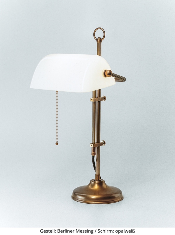 Bankerlampe | W1 Gestell: Berliner Messing | Schirm: Opalweiß | Höhe: 52 cm | Breite: 27,5 cm | Birne: 1x E27, max. 60 Watt baenkerlampe-w1-gestell-berliner-messing-schirm-opalweiss