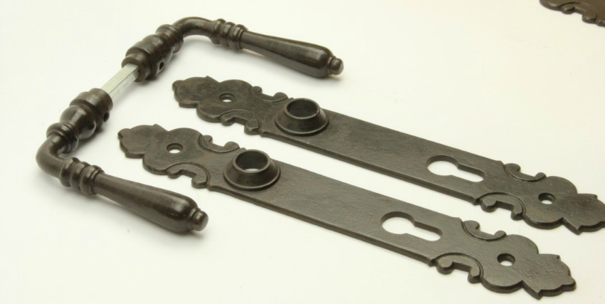 Türdrücker aus massivem Eisen antik patiniert + Langschild PZ 92 Türdrücker aus massivem Eisen antik patiniert + Langschild PZ 92