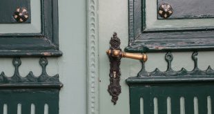 Türdrücker einer Landhaustür aus Messing