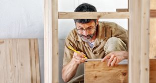 Mann baut Kleiderschrank