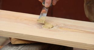 Kaputte Stelle im Holz wird mit Holzspachtemasse repariert