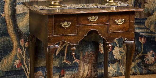 alter Schrank mit Beschlägen