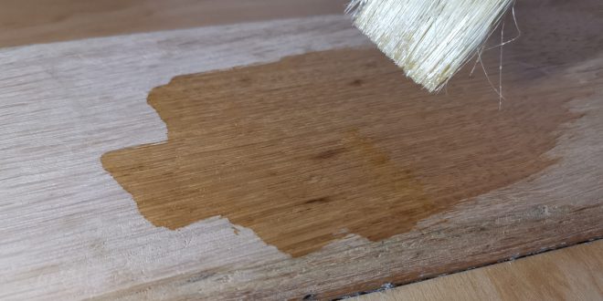 Korrektes Auftragen von Complex Holzschutzwachs auf Türschwelle