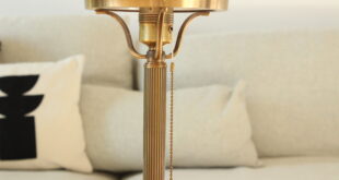 Lampe selbst reparieren am Beispiel des Metallkontakts in der Fassung