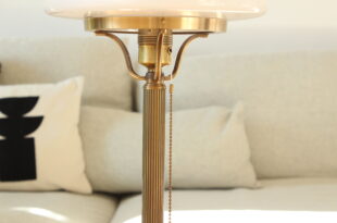 Lampe selbst reparieren am Beispiel des Metallkontakts in der Fassung