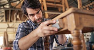 Mann-beim-Holz-aufrauen